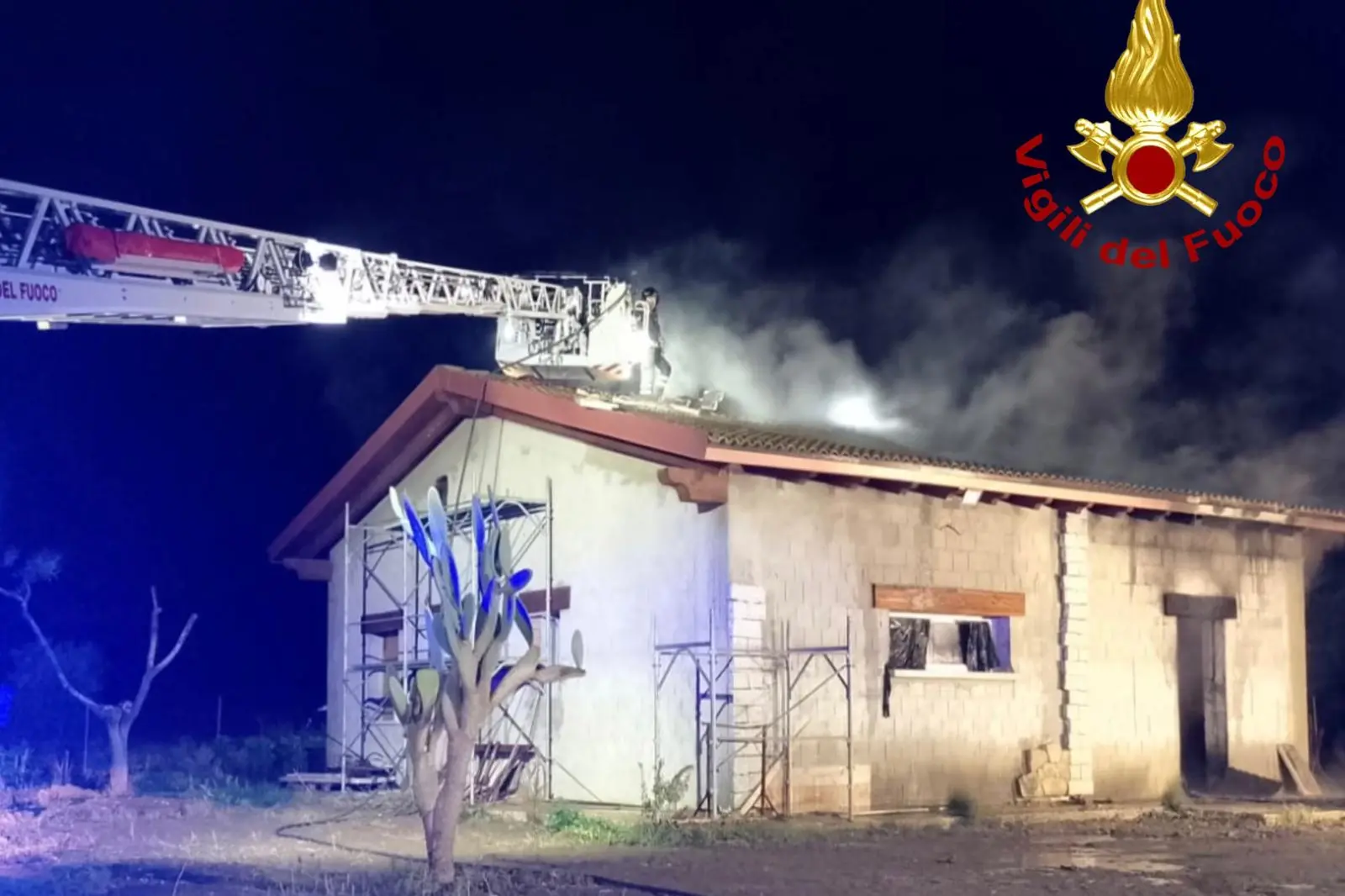L'incendio a Sestu (foto vigili del fuoco)