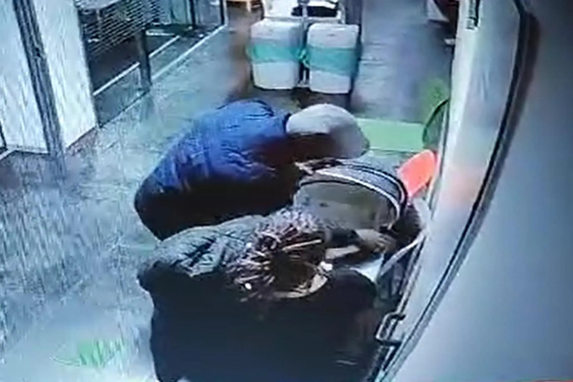 L'uomo e la donna che portano via la neonata dalla clinica Sacro Cuore di Cosenza (foto via Ansa)