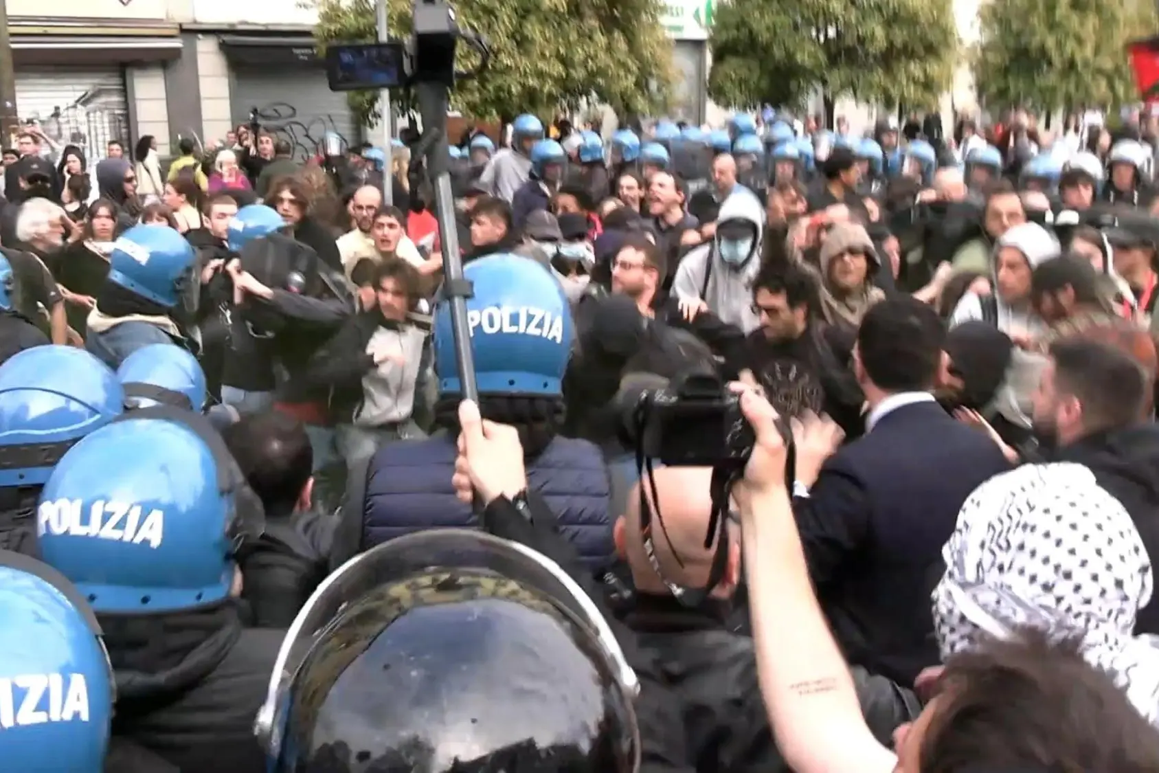Contatti tra manifestanti e forze dell'ordine al corteo pro Palestina a Milano all'altezza di piazzale Baiamonti, 12 aprile 2025. A dare il via alle tensioni sarebbe stata, a quanto affermano i manifestanti, l'identificazione di alcuni di loro da parte della polizia. Gli attivisti, lanciando fumogeni, gridavano "Tout le monde deteste la police". ANSA