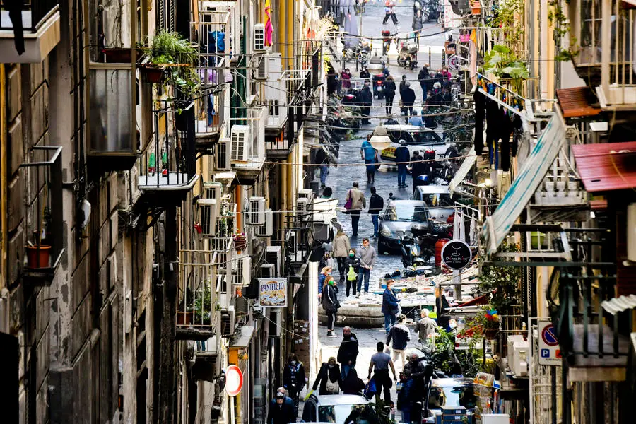 The street market of the 'Quartiere Montesanto' in Naples, Italy, is crowded with people who, also because of the narrow streets and also the passage of cars and motorbikes, cannot guarantee the social distance imposed by the government lockdown to limit the danger of contagion from Covid-19 disease, 10 April 2020. ANSA / CIRO FUSCO