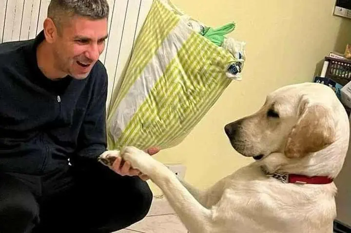 Andrea Dessolis insieme al suo cane Dumbo (Onano)