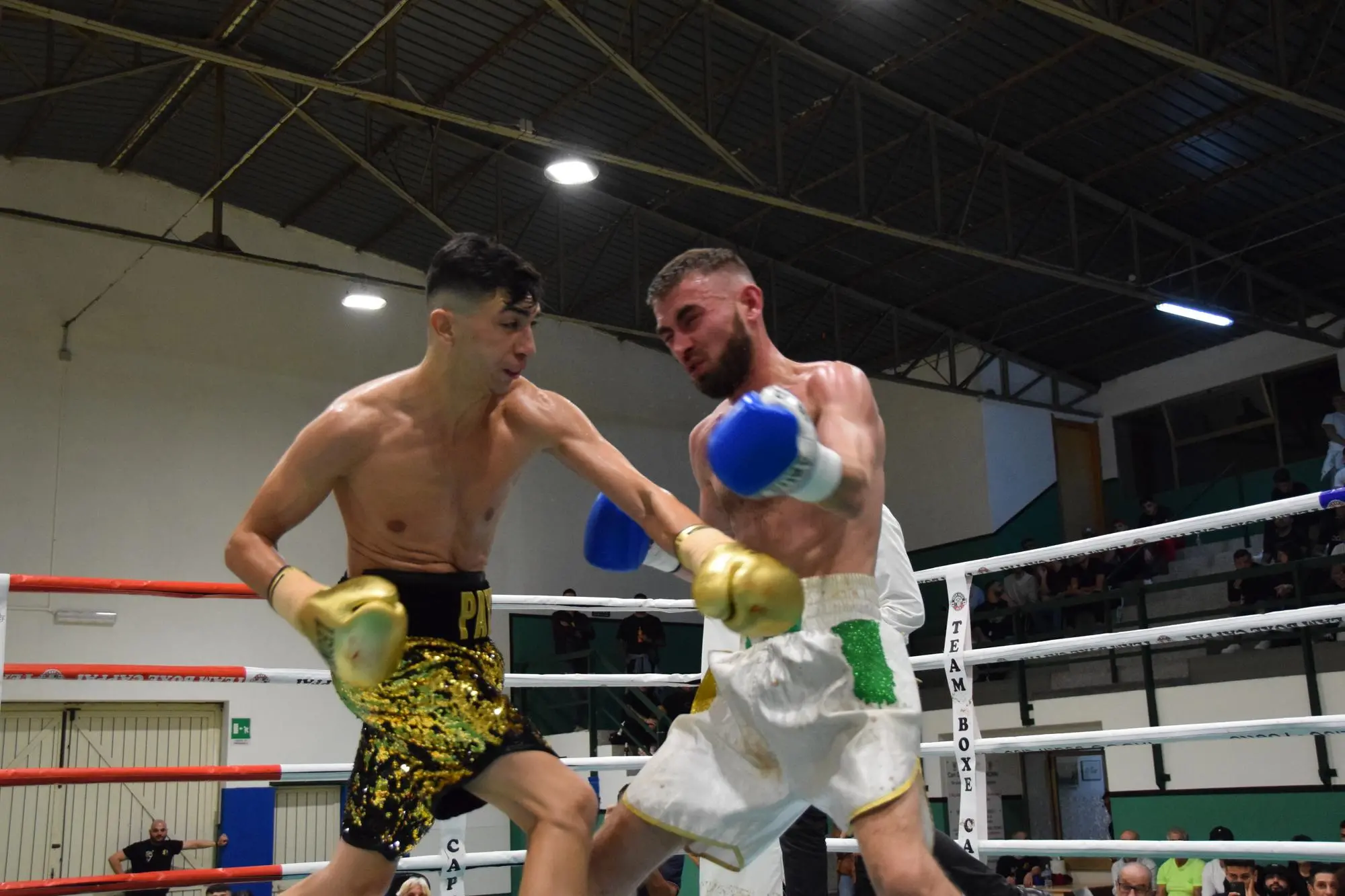 Patrick Cappai, a sinistra, durante il match di domenica notte vinto a Quartu contro l'irlandese McEllington (foto ma.mad.)