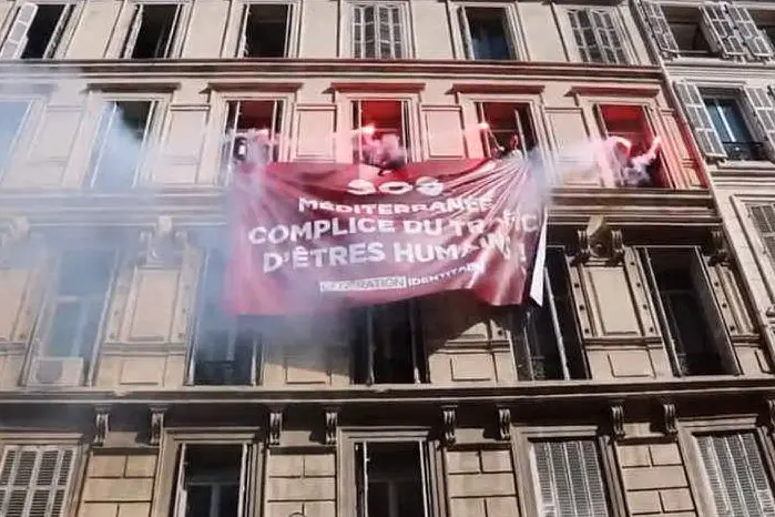 Il blitz dei militanti di estrema destra