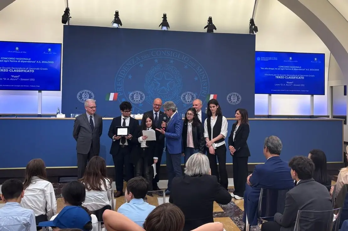La premiazione degli studenti e della docente del Liceo Azuni