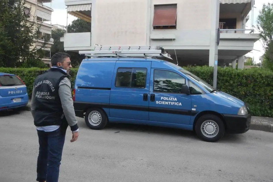 Sul posto è intervenuta anche la polizia scientifica (Ansa)