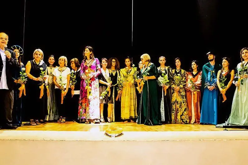 Sul palco (foto associazione Grazia Deledda)