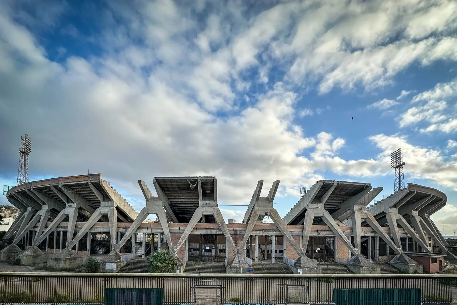 Lo stadio Sant'Elia a pezzi