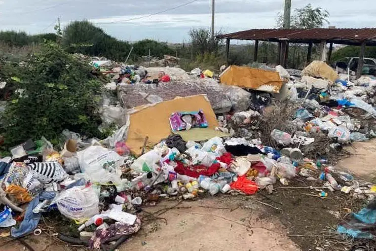 Il campo rom di Ponte Pizzinnu (foto Pala)