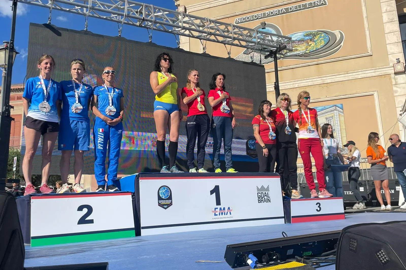 La premiazione dell'Italia, categoria W45 con la sarda Atzeni