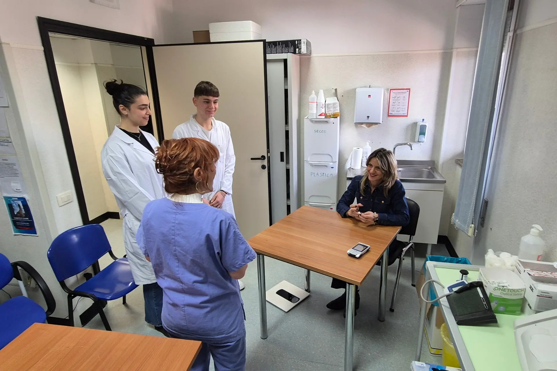 Due studenti in un ambulatorio medico a Oristano (foto Asl 5)