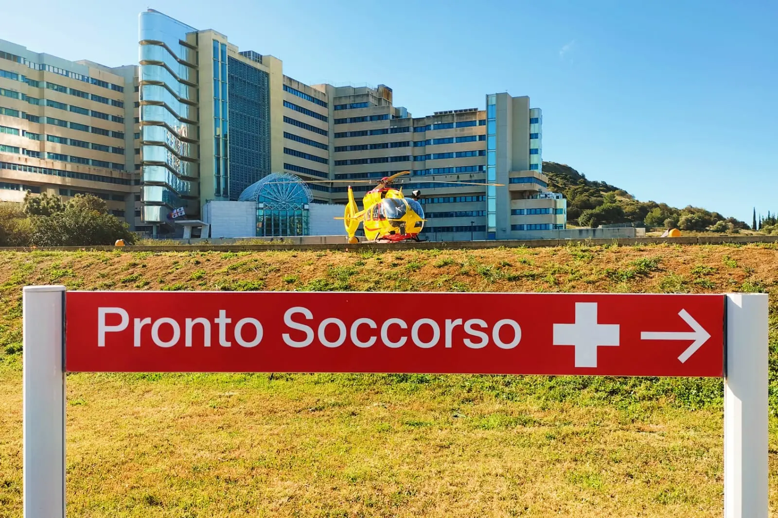 Elisoccorso davanti al Pronto soccorso del Brotzu