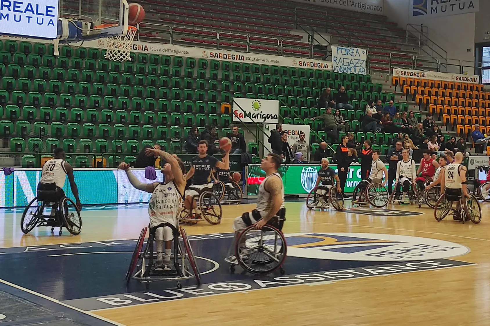 Riscaldamento di una gara di basket in carrozzina al PalaSerradimigni (foto G. Marras)