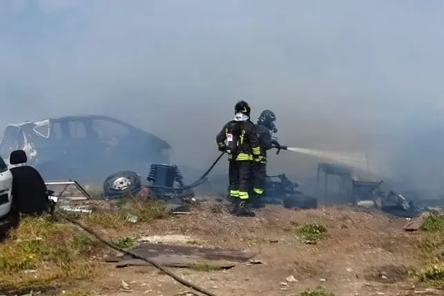 Intervento dei vigili del fuoco nel campo Rom