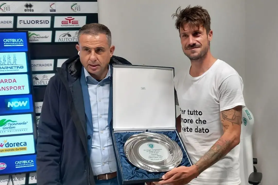 Corda con Dessena il giorno dell'addio al calcio dell'ex Cagliari (foto Ilenia Giagnoni)